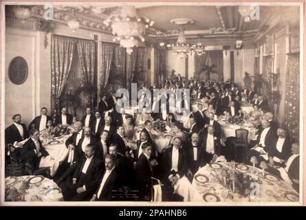 1908 , 22 . november , New York , USA : Foto während eines Abendessens zu Ehren des gefeierten italienischen Musikdirektors ARTURO TOSCANINI ( 1867 - 1957 ) und des Managers und Direktors des Metropolitan Opera Theatre GIULIO GATTI-CASAZZA ( 1869 - 1940 ) im Hotel St. Regis . Mit Wahrscheinlichkeit nach der Premiere VON LA FANCIULLA DEL WEST von Giacomo Puccini. Foto von George R. Lawrence - DIRETTORE d' Orchester - MUSICISTA - OPERA LIRICA - GATTI CASAZZA - MUSICA CLASSICA - Cena - Ricevimento --- Archivio GBB Stockfoto