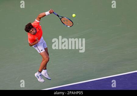 Am 11. März 2023 tritt Ben Shelton während der BNP Paribas Open 2023 im Indian Wells Tennis Garden in Indian Wells, Kalifornien, gegen Taylor Fritz auf. Erforderlicher Bildnachweis: Charles Baus/CSM Stockfoto