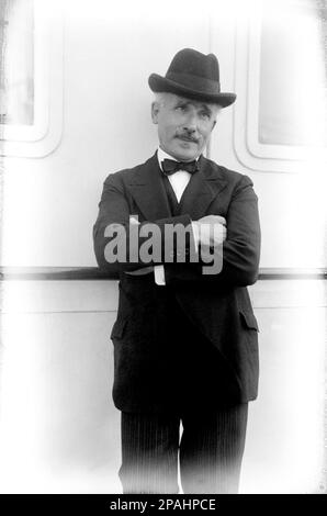 1926 Ca , New York , USA : der von italien gefeierte Musikdirigent ARTURO TOSCANINI ( 1867 - 1957 ) . Toscanini begann, außerhalb Europas zu dirigieren: An der Metropolitan Opera in New York (1908–1915) sowie am New York Philharmonic Orchestra (1926–1936). Er reiste 1930 mit der New Yorker Philharmonie durch Europa und hatte immer großen Erfolg - DIRETTORE d' Orchester - MUSICISTA - OPERA LIRICA - MUSICA CLASSICA - Nave - transatlantico - Ocean Liner - Baffi - Schnurrbart - Krawatte - papillon - Cravatta - Hut - cappello -- - Archivio GBB Stockfoto