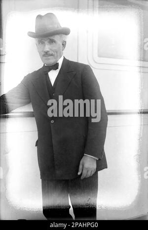 1926 Ca , New York , USA : der italienische Musikdirigent ARTURO TOSCANINI ( 1867 - 1957 ) . Toscanini begann, außerhalb Europas zu dirigieren: An der Metropolitan Opera in New York (1908–1915) sowie am New York Philharmonic Orchestra (1926–1936). Er reiste 1930 mit der New Yorker Philharmonie durch Europa und hatte immer großen Erfolg - DIRETTORE d' Orchester - MUSICISTA - OPERA LIRICA - MUSICA CLASSICA - Nave - transatlantico - Ocean Liner - Baffi - Schnurrbart - Krawatte - papillon - Cravatta - Hut - cappello -- - Archivio GBB Stockfoto