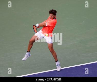 Am 11. März 2023 gibt Ben Shelton während der BNP Paribas Open 2023 im Indian Wells Tennis Garden in Indian Wells, Kalifornien, einen Schuss gegen Taylor Fritz zurück. Erforderlicher Bildnachweis: Charles Baus/CSM Stockfoto