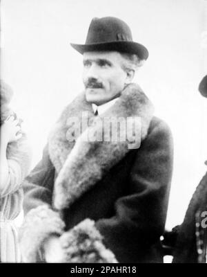 1926 Ca , New York , USA : der italienische Musikdirigent ARTURO TOSCANINI ( 1867 - 1957 ) . Toscanini begann, außerhalb Europas zu dirigieren: An der Metropolitan Opera in New York (1908–1915) sowie am New York Philharmonic Orchestra (1926–1936). Er reiste 1930 mit der New Yorker Philharmonie durch Europa und hatte immer großen Erfolg - DIRETTORE d' Orchester - MUSICISTA - OPERA LIRICA - MUSICA CLASSICA - Baffi - Schnurrbart - Pelliccia - Hut - cappello ---- Archivio GBB Stockfoto