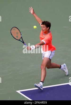 Am 11. März 2023 gibt Ben Shelton während der BNP Paribas Open 2023 im Indian Wells Tennis Garden in Indian Wells, Kalifornien, einen Schuss gegen Taylor Fritz zurück. Erforderlicher Bildnachweis: Charles Baus/CSM Stockfoto