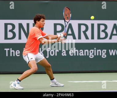 Am 11. März 2023 gibt Ben Shelton während der BNP Paribas Open 2023 im Indian Wells Tennis Garden in Indian Wells, Kalifornien, einen Schuss gegen Taylor Fritz zurück. Erforderlicher Bildnachweis: Charles Baus/CSM Stockfoto