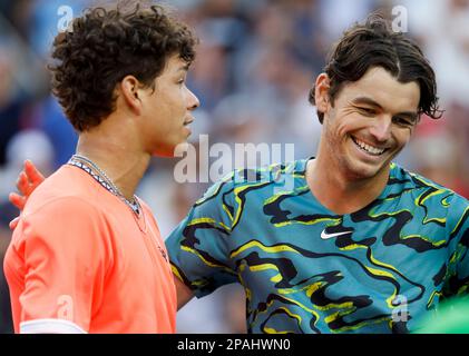 Am 11. März 2023 gratuliert Ben Shelton Taylor Fritz nach ihrem Spiel während der 2023 BNP Paribas Open im Indian Wells Tennis Garden in Indian Wells, Kalifornien. Erforderlicher Bildnachweis: Charles Baus/CSM Stockfoto