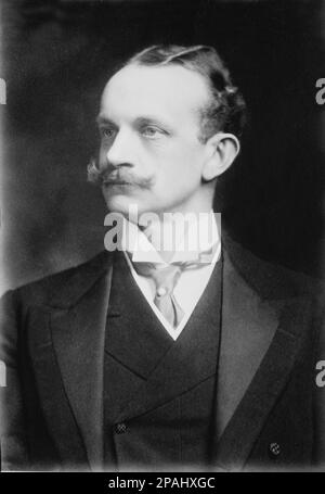 1900 Ca : der deutsche Johann Heinrich Andreas Hermann Albrecht , Graf von BERNSTORFF ( London 1862 - Genf 1939 ) . Foto von Notman , Boston , USA. Verheiratet mit Jeanne Luckemeyer. Alexandra, Gräfin von Bernstorff ( 1888 - 1971 ) , hat zwei Mal geheiratet , die erste mit Raimond Lucian Edmund, comte de Pourtales (1882 - 1914) , die 2. mit Johann , Prinz zu Lowenstein-Wertheim-Rochefort ( 1880-1956 ) - KÖNIGE - ADELIGE - Nobilta' - BELLE EPOQUE - Baffi - Schnurrbart - Kragen - colletto - Krawatte - Cravatta - Conte - Graf Bernstorff - SPION - SPIA - SPIONAGGIO --- Archivio GBB Stockfoto