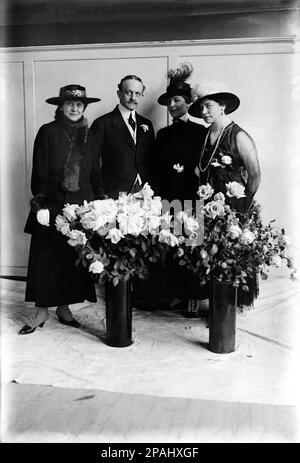 1917 Ca , Wahington , USA : der deutsche Johann Heinrich Andreas Hermann Albrecht , Graf von BERNSTORFF ( London 1862 - Genf 1939 ) . In einem offiziellen Foto mit (von links nach rechts) Mrs. C. HAUGE , Frau Joseph STRANSKY und Frau H. REISINGER - KÖNIGLICHE HOHEIT - ADEL - Nobilta' - BELLE EPOQUE - Baffi - Schnurrbart - Halsband - colletto - Krawatte - Cravatta - Conte - Graf Bernstorff - SPY - SPIA - SPIONAGGIO - fiore - fiori - Blumen - rosa - Rosen - FLORICOLTURA - Wettbewerb - concorso --- Archivio GBB Stockfoto