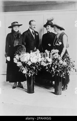 1917 Ca , Wahington , USA : der deutsche Johann Heinrich Andreas Hermann Albrecht , Graf von BERNSTORFF ( London 1862 - Genf 1939 ) . In einem offiziellen Foto mit (von links nach rechts) Mrs. C. HAUGE , Mrs. Joseph STRANSKY und Mrs. Hugo REISINGER - KÖNIGLICH - ADEL - Nobilta' - BELLE EPOQUE - Baffi - Schnurrbart - Kragen - colletto - Krawatte - Cravatta - Conte - Graf Bernstorff - SPION - SPIA - SPIONAGGIO - fiore - fiori - Blumen - rosa - Rosen -- - Archivio GBB Stockfoto