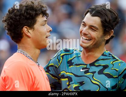 Am 11. März 2023 gratuliert Ben Shelton Taylor Fritz nach ihrem Spiel während der 2023 BNP Paribas Open im Indian Wells Tennis Garden in Indian Wells, Kalifornien. Erforderlicher Bildnachweis: Charles Baus/CSM Stockfoto