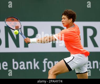 Am 11. März 2023 gibt Ben Shelton während der BNP Paribas Open 2023 im Indian Wells Tennis Garden in Indian Wells, Kalifornien, einen Schuss gegen Taylor Fritz zurück. Erforderlicher Bildnachweis: Charles Baus/CSM Stockfoto