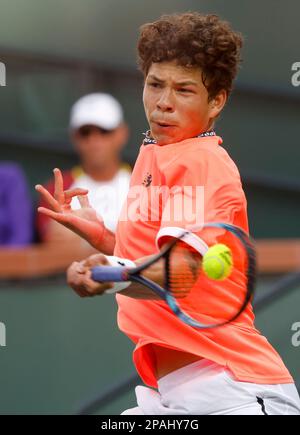 Am 11. März 2023 gibt Ben Shelton während der BNP Paribas Open 2023 im Indian Wells Tennis Garden in Indian Wells, Kalifornien, einen Schuss gegen Taylor Fritz zurück. Erforderlicher Bildnachweis: Charles Baus/CSM Stockfoto