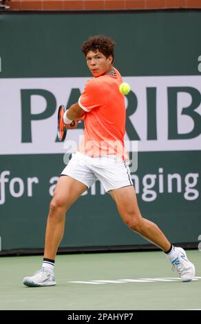 Am 11. März 2023 gibt Ben Shelton während der BNP Paribas Open 2023 im Indian Wells Tennis Garden in Indian Wells, Kalifornien, einen Schuss gegen Taylor Fritz zurück. Erforderlicher Bildnachweis: Charles Baus/CSM Stockfoto
