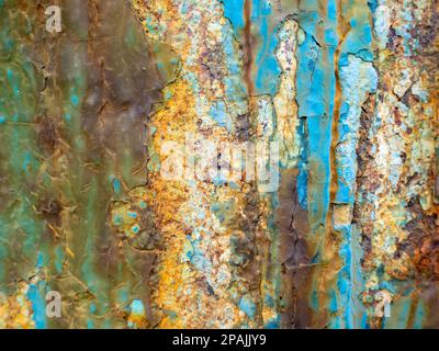 Rost auf blauer Oberfläche. Risse in der Farbe. Altes Eisen. Rostiges Metall. Hintergrund Stockfoto