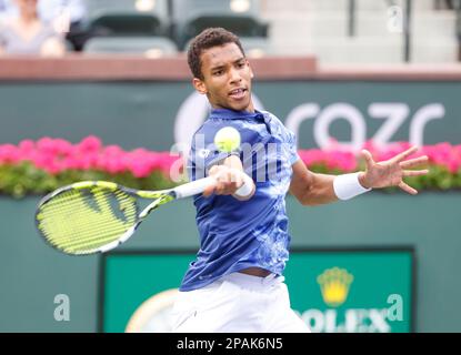 Am 11. März 2023 kehrt Felix Auger-Aliassime aus Kanada während der 2023 BNP Paribas Open im Indian Wells Tennis Garden in Indian Wells, Kalifornien, nach Pedro Martinez aus Spanien zurück. Erforderlicher Bildnachweis: Charles Baus/CSM Stockfoto