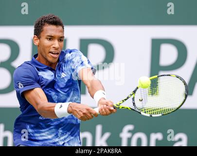 Am 11. März 2023 kehrt Felix Auger-Aliassime aus Kanada während der 2023 BNP Paribas Open im Indian Wells Tennis Garden in Indian Wells, Kalifornien, nach Pedro Martinez aus Spanien zurück. Erforderlicher Bildnachweis: Charles Baus/CSM Stockfoto