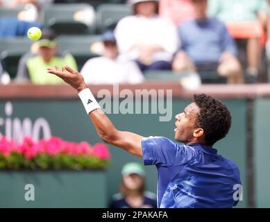 11. März 2023 Felix Auger-Aliassime aus Kanada bedient Pedro Martinez aus Spanien während der 2023 BNP Paribas Open im Indian Wells Tennis Garden in Indian Wells, Kalifornien. Erforderlicher Bildnachweis: Charles Baus/CSM Stockfoto