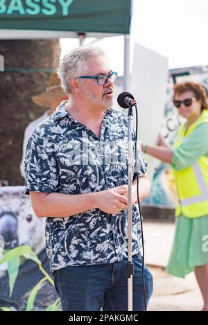 Saul Deane vom Total Environment Centre spricht über die Zerstörung von Koala Habitaten im Süden Sydneys auf einem Protesttreffen in Manly Beach, um die Koalas in New South Wales zu retten. Die Veranstaltung wurde von Mitgliedern der Bob Brown Foundation organisiert. Die Redner des Treffens sprachen sich für ein Ende des Holzeinschlags in den einheimischen Wäldern und die Schaffung eines Koala-Nationalparks an der Nordküste aus. Kredit: Stephen Dwyer / Alamy Live News Stockfoto