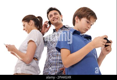 Geräte, die all ihre Anforderungen erfüllen. Drei Familienmitglieder, die zusammenstehen und ihre Mobiltelefone benutzen, isoliert auf Weiß. Stockfoto