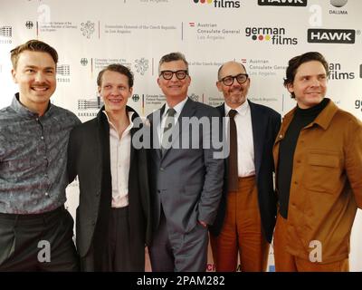 Los Angeles, USA. 11. März 2023. Schauspieler Albrecht Schuch (l-r), Schauspieler Felix Kammerer, Produzent Malte Grunert, Regisseur Edward Berger und Schauspieler Daniel Brühl treffen sich auf dem traditionellen Empfang für deutsche Oscar-Kandidaten in der historischen Villa Aurora in Pacific Palisades. Kredit: Barbara Munker/dpa/Alamy Live News Stockfoto