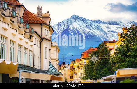 Gebäude und Berge im Winter in Merano in Alto Adige - dolomitenstadt in norditalien Stockfoto