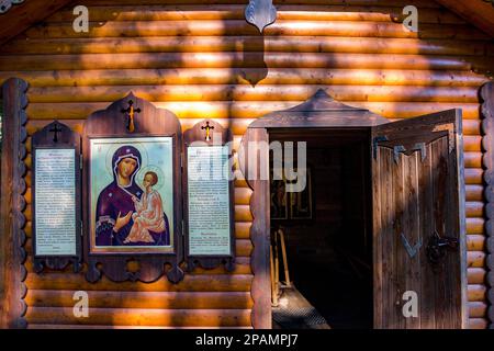 Zhukow, Kaluga-Region, Russland - Juni 2018: Baden über der heiligen Quelle in der Stadt Zhukow Stockfoto