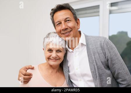 Sie teilen eine Bindung, die nichts brechen kann. Ein liebevolles Seniorenpaar zu Hause. Stockfoto