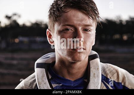 Leidenschaft kommt mit etwas Dreck. Porträt eines Dreckradrennens in seiner Rennausrüstung. Stockfoto