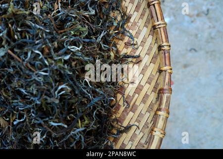 Grüne Teeblätter trocknen in einem Korb aus Korb Stockfoto