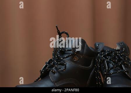 Detailliertes Foto eines Arbeitsschuhs. Konzeptfoto Arbeitsschutzausrüstung. Stockfoto