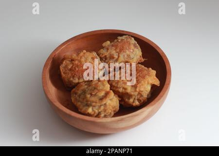 Nahaufnahme einer Schüssel gebratenen, gefüllten Tofu, isoliert auf weißem Hintergrund. Indonesisches Lebensmittelkonzept. Stockfoto