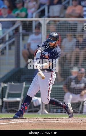 11. März 2023, North Port FL, USA; Atlanta Braves Shortstop Braden Shewmake (65) verdoppelt sich während eines MLB-Frühjahrstrainings gegen die zum Mittelfeld Stockfoto