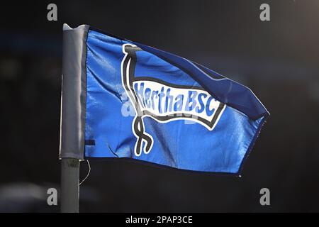 Berlin, Deutschland. 11. März 2023. Fußball: Bundesliga, Hertha BSC - FSV Mainz 05, Matchday 24, Olympiastadion, eine Eckflagge mit dem Hertha Logo weht im Wind. Kredit: Soeren Stache/dpa - WICHTIGER HINWEIS: Gemäß den Anforderungen der DFL Deutsche Fußball Liga und des DFB Deutscher Fußball-Bund ist es verboten, im Stadion aufgenommene Fotos und/oder das Spiel in Form von Sequenzbildern und/oder videoähnlichen Fotoserien zu verwenden oder verwenden zu lassen./dpa/Alamy Live News Stockfoto