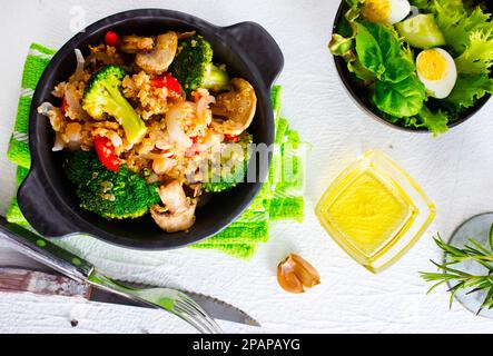 Diät-Nahrung. Gekochter Haferbrei mit Brokkoli und Pilz Stockfoto