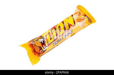 Ukraine, Kiew 05. August 2022: Löwenbar auf weißem Hintergrund isoliert. Lion ist eine Schokoladenriegel Konfektion, die von Nestle hergestellt wird. Datei enthält Stockfoto