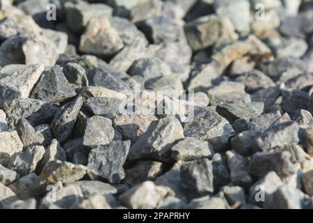 Nahaufnahme der Steine der Schiene. Zerquetschte Steine Stockfoto