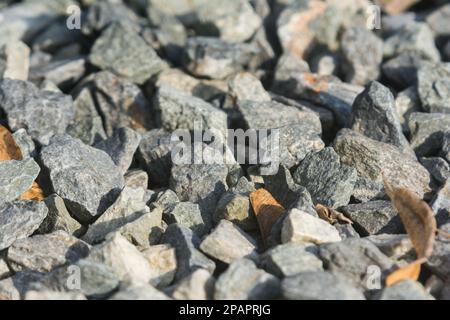 Nahaufnahme der Steine der Schiene. Zerquetschte Steine Stockfoto