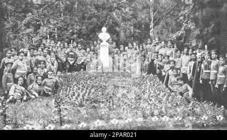 Eine Gruppe Offiziere des Pernovsky-Regiments mit Stellvertretern des Keksholmsky-Regiments des Russischen Reiches. Foto von 1910. Stockfoto