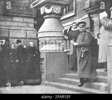 König Peter I. von Serbien bei einem Besuch der Auferstehungskirche in St. Petersburg 1910. Foto von 1910. Stockfoto