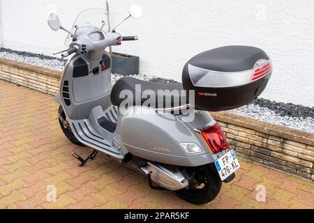 Bordeaux , Aquitaine Frankreich - 03 05 2023 : vespa-Schild auf der Seite graue Verkleidung mit Markenlogo auf dem neuen, modernen italienischen Roller gts hpe Stockfoto