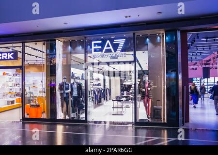 Emporio Armani EA7-Ladenschild im Einkaufszentrum. Glastüren, Boutiquen, Schaufenster, Schaufensterpuppen. Astana Nur-Sultan, Kasachstan - 10.24.2022. Stockfoto