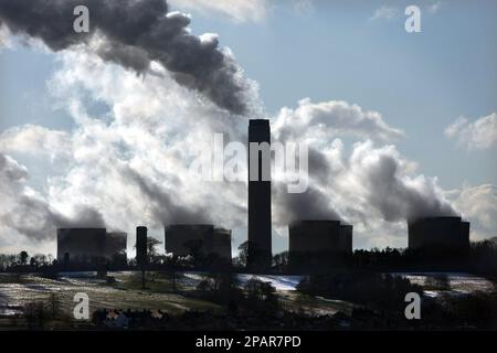 Dateifoto von 10/02/09, Rauch, der aus den Schornsteinen in Ratcliffe am Soar Kraftwerk in der Nähe von Nottingham aufsteigt. Umweltschützer fordern die schottische Regierung auf, die Unterstützung für die CO2-Abscheidung einzustellen, und bestehen darauf, dass solche Projekte eine "gefährliche Ablenkung" von der Notwendigkeit darstellen, sich von fossilen Brennstoffen abzuwenden. Freunde der Erde sagten, dass die Kohlenstoffabscheidung - die schädliche Emissionen unterirdisch speichern soll, um zu verhindern, dass sie in die Umwelt gelangen - in Großbritannien eine lange und unrühmliche Geschichte des Versagens hat. Ausgabedatum: Sonntag, 12. März 2023. Stockfoto