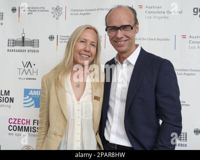 Los Angeles, USA. 11. März 2023. Der deutsche Oscar-Kandidat Michael Keller und seine Frau treffen sich auf dem traditionellen Empfang für deutsche Oscar-Kandidaten in der historischen Villa Aurora in Pacific Palisades. Der in München geborene Michael Keller (52), der seit mehr als 30 Jahren als Audiotechniker in den USA tätig ist, wurde in der Kategorie „Bester Sound“ für das Biopic „Elvis. Kredit: Barbara Munker/dpa/Alamy Live News Stockfoto