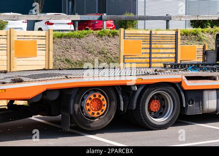 Ein Bruchteil eines stilvollen, leistungsstarken, gut gewarteten oder großen Sattelanhängers. Schließen. Stockfoto