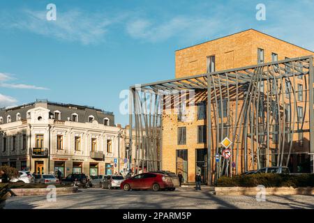 Tiflis, Georgien - 28. März 2022: Blick auf die Davit Aghmashenebeli Ave ist eine der Hauptallaenen im historischen Teil von Tiflis, bekannt für seine 19.-Jahrhundert Stockfoto