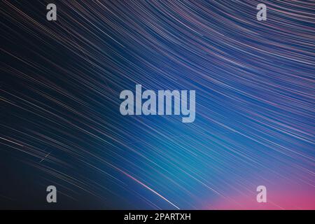 Ein Ausgefallener Flug. Abstrakt Erstaunliche Sterne Trails Auf Nachthimmel Hintergrund. Heller Sternenhimmel In Der Nacht. Weiche Farben. Große Belichtung. Fantasie, Fantasie Stockfoto