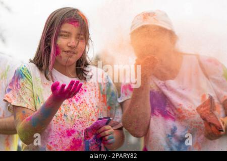 Fountain Valley, Usa. 11. März 2023. Holi Fest-Teilnehmer blasen Pulver zur Feier des Festival of Colors. Die Teilnehmer trafen sich zum Holi Fest - Festival of Colors, um Holi, den offiziellen Übergang vom Winter zum Frühling, zu feiern. Sie veranstalteten Livemusik und lieferten bunten Pulverschnee für Freunde und Angehörige während der besonders freudigen Feier. Kredit: SOPA Images Limited/Alamy Live News Stockfoto