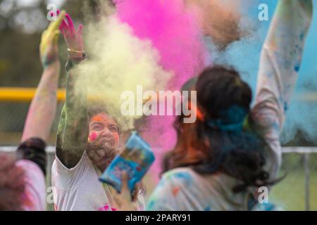 Fountain Valley, Usa. 11. März 2023. Die Teilnehmer des Holi Festivals werfen bei der Feier Pulver in die Luft. Die Teilnehmer trafen sich zum Holi Fest - Festival of Colors, um Holi, den offiziellen Übergang vom Winter zum Frühling, zu feiern. Sie veranstalteten Livemusik und lieferten bunten Pulverschnee für Freunde und Angehörige während der besonders freudigen Feier. Kredit: SOPA Images Limited/Alamy Live News Stockfoto