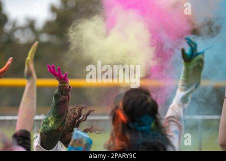 Fountain Valley, Usa. 11. März 2023. Die Teilnehmer des Holi Festivals werfen bei der Feier Pulver in die Luft. Die Teilnehmer trafen sich zum Holi Fest - Festival of Colors, um Holi, den offiziellen Übergang vom Winter zum Frühling, zu feiern. Sie veranstalteten Livemusik und lieferten bunten Pulverschnee für Freunde und Angehörige während der besonders freudigen Feier. Kredit: SOPA Images Limited/Alamy Live News Stockfoto