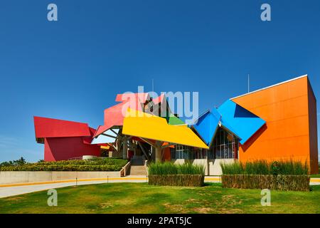 Modernes Gebäude des Biodiversitätsmuseums von Frank O. Gehry, Panama-Stadt, Republik Panama, Mittelamerika. Stockfoto