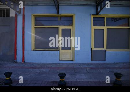 Alte verlassene Fassade für kommerzielle Gebäude. Stockfoto